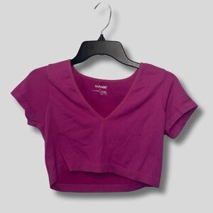 Garage V-Neck Tight Fitting Cropped T-Shirt - Pink/Magenta